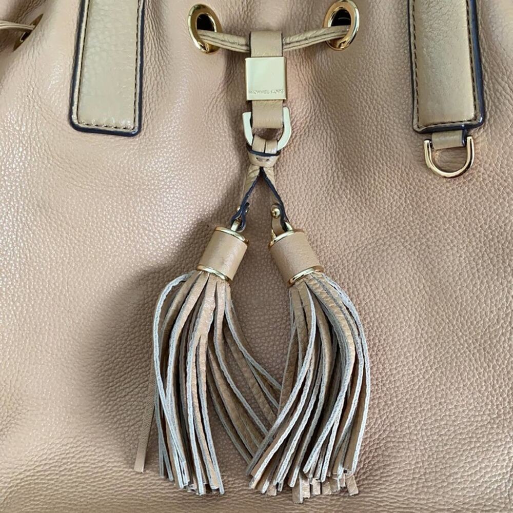 Mk Camden Large Drawstring Bag In Suntan Leather - image 4